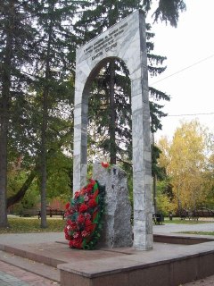 В Томске на месте мемориала жертвам репрессий высадили клумбы. Власти обосновывали его уничтожение риском оползня и обещали восстановить — а потом передумалиВ Томске после «реконструкции» Сквера Памяти на месте мемориального комплекса жертвам политрепресси