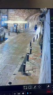 עלבונו של המתנחל הישראלי במנזר הארמני בירושלים הכבושה מתנחל ישראלי ירק מול פתח מנזר "סנט יעקב" בשכונה הארמנ…