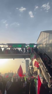 🎦 נוכחותם של מספר רב של אנשים בכיכר האימאם חוסיין (AS) ברגעי הפתיחה של טקס הלווייתו של מר הרג איראן