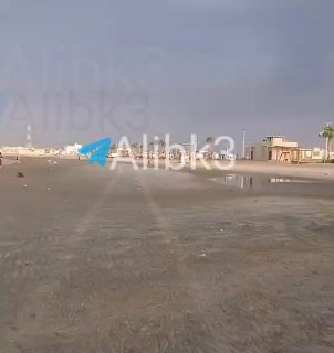 סצנות מיוחדות של ערימות עשן כבדות העולות ממתקני הנפט של ארמקו בערב הסעודית כעת.