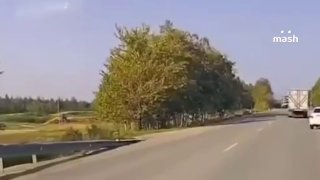 Кадры аварийной посадки вертолёта МИ-8 с членами избиркома на Сахалине. Пассажиры и экипаж отделались ушибами и царапинами. Вертолёт экстренно приземлился сегодня около 16:00 по местному времени — на трассе в Долинском районе. Причиной аварии стало самовык