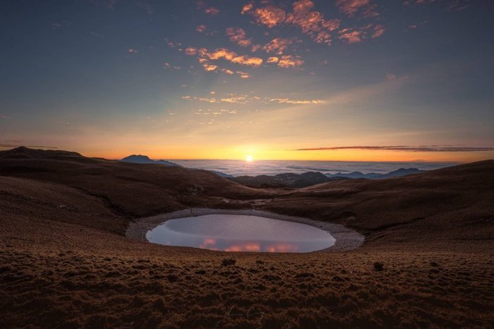 嘉明湖 雲海上的冰河遺跡