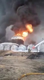 🔴 שריפה גדולה במחסן נפט באזור קייב באוקראינה עקב התקפות רוסיות. 🇷🇺🇺🇦