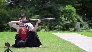 Everyone forgets that Samurais had guns. Here is a Japanese woman firing a massive feudal Ō-zutsu matchlock.Did you know? 🎓