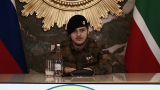 На фоне сообщений о ДТП с участием Адама Кадырова глава Чечни опубликовал видео с очередным награждением своего сына. Оно было записано до аварииГлава Чечни Рамзан Кадыров на фоне новостей о том, что его сын Адам попал в аварию и был доставлен спецбортом в