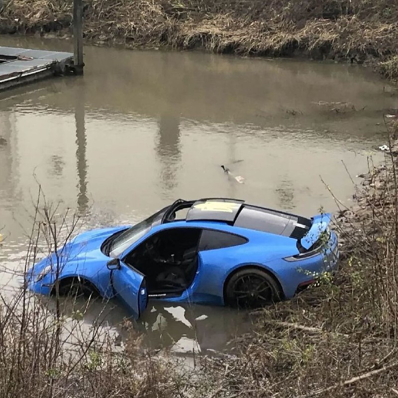 Porsche 911 Carrera 4 GTS с киевскими номерами затонул в озере в Нидерландах