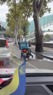 חדשות טובות על ג'ורג'יה: שליח הציל גורן מהכביש. התקרית, שנתפסה במצלמה DVR התרחשה בלב הבירה, בגשר השלום. האי…