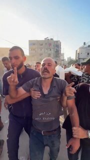أب يشيع ابنه الذي توفي في قصف بغرب غزة
