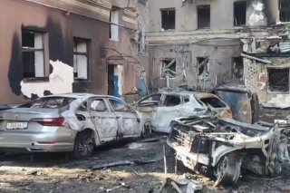 При ночных ударах по Белгороду ранения получили 13 человекКак сообщил сообщил региональный оперштаб, среди пострадавших двое детей — брат и сестра. 11-летний мальчик находится в тяжелом состоянии, у его 2-летней сестры состояние средней степени тяжести. По