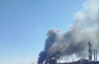 В Оренбургской области начался пожар на предприятии после падения БПЛАЖители Орска сообщили как минимум о пяти взрывах, после чего в городе включили сирену и появился столб дыма. Утром губернатор заявил о введении плана «Ковер». Губер Оренбургской области 