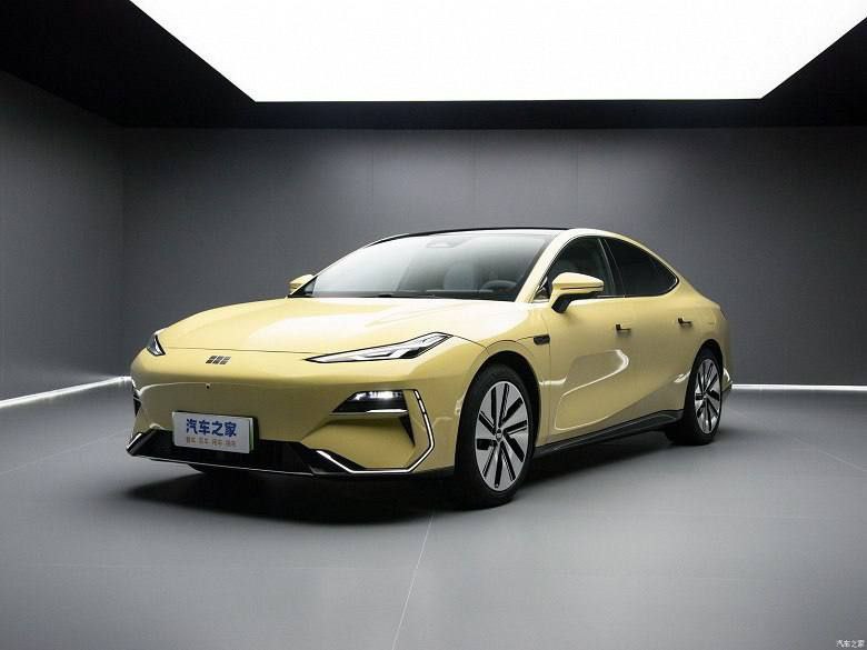 Geely развязала новую ценовую войну в Китае. Представлен 5-метровый суперседан Geely Galaxy E8, и он