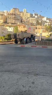 הרגע בו חלפו המשוריינים של הכיבוש בסביבת בית הספר אלקינדי במרכז שכם.