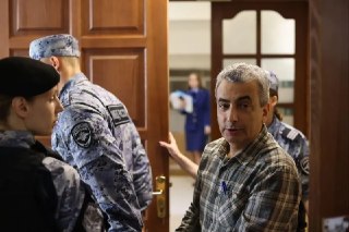 Вчера Лев Шлосберг* выступил в суде с последним словом.«Я предложу своим нынешним обвинителям выучить всего одну песню — колыбельную, в которой мама обещает своему малышу счастливую жизнь». Судья часто перебивала. Отвлекалась на пульт от кондиционера. Моло