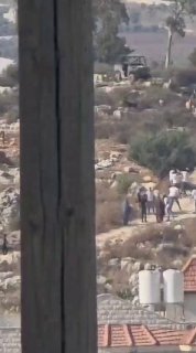 על רקע עימותים עם תושבים, מתנחלים תוקפים פלסטינים בפאתי העיירה אראבה, דרומית מערבית לג'נין.