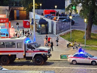 ❗️ В ресторан в центре Москвы пытались пронести взрывное устройствоОб этом заявили в Национальном антитеррористическом комитете. Там сообщили, что устройство пыталась пронести некая женщина, она погибла. Вторым погибшим оказался охранник, не пустивший женщ