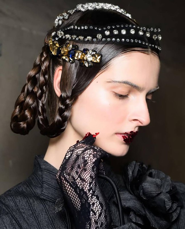 Историческая справка по волосам: в середине XIX века преобладали прямые проборы, уложенные косы на висках и пучки на затылке.Заметила схожесть с работами Юджина Сулеймана.Я везде стараюсь изучить исторический контекст. Потому что прически — это не просто способ уложить волосы, а отражение истории, моды и даже общественных перемен.  Каждая эпоха оставляет свой след в том, как люди носят волосы. Сегодня мы как никогда часто вдохновляемся прошлым и смешиваем стили.Историческая справка по волосам: в середине XIX века преобладали прямые проборы, уложенные косы на висках и пучки на затылке.Заметила схожесть с работами Юджина Сулеймана.Я везде стараюсь изучить исторический контекст. Потому что прически — это не просто способ уложить волосы, а отражение истории, моды и даже общественных перемен.  Каждая эпоха оставляет свой след в том, как люди носят волосы. Сегодня мы как никогда часто вдохновляемся прошлым и смешиваем стили.