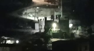 כוחות הכיבוש הישראליים מעכבים פלסטיני בזמן הסערות את הכפר צ'ריוט, מדרום לסמס בגדה המערבית הכבושה.