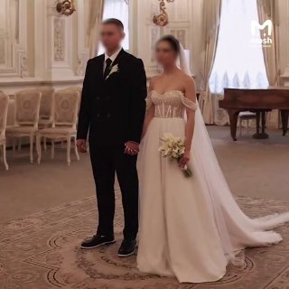 В самом популярном загсе России заветное "да" приходится говорить под звук дрели. Легендарный Дворец бракосочетания № 1 в Питере сейчас громко проводит ремонт фасада. В загс на Английской набережной пары со всей страны записываются за год вперёд. В соцсетя