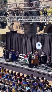 طالب أميركي يرفع العلم الفلسطيني في حفل تخرجه بكاليفورنيا