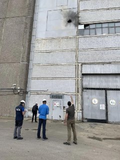 Инспекторы МАГАТЭ посетили Запорожскую АЭС (находится под контролем российской стороны) и «зафиксировали повреждения на внешней стороне турбинного корпуса, который, по заявлению руководства станции, вчера подвергся нападению беспилотника», заявили в агентс