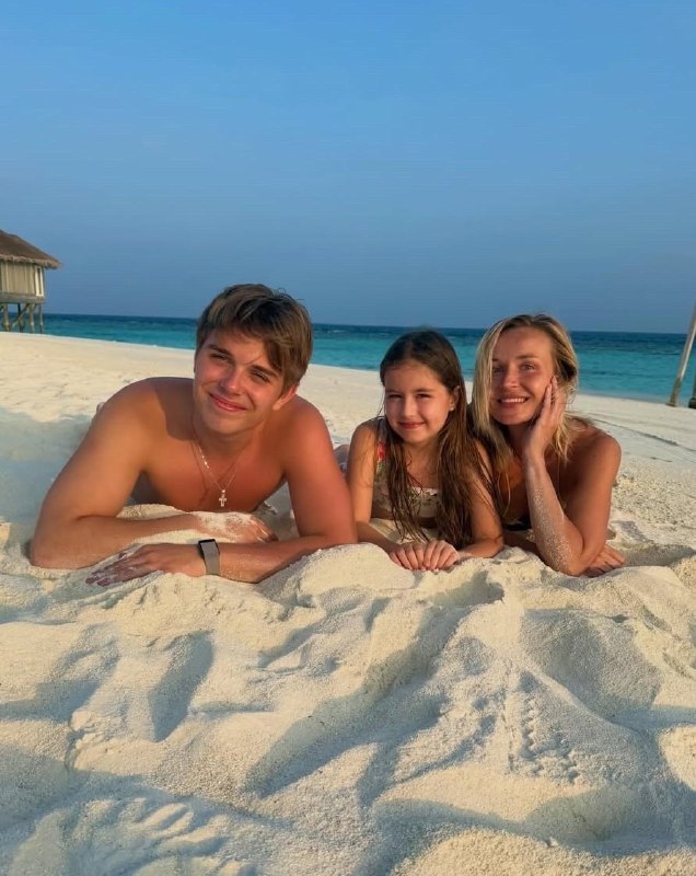 Гагарина спряталась от мира на белоснежных пляжах Мальдив 3