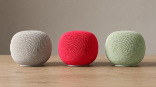 Умные колонки по подписке, разве мы не об этом мечтали?Google представила домашнюю колонку Home Speaker. Тканевый корпус, массив микрофонов и 360-градусный звук — всё на месте.Интересно другое: колонка поддерживает Gemini, но для полноценных диалогов понад