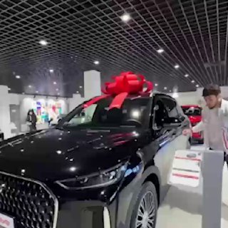 "Отменяй самолёт — сегодня ты поедешь домой на новой машине"Вольник Бозигит Исламгереев получил автомобиль после победы на молодёжном чемпионате Европы в Сербии. Машину спортсмену подарили Умар Кремлёв, Михаил Мамиашвили и Федерация спортивной борьбы Росси