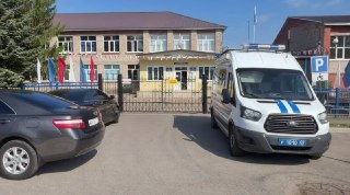 В Башкирии ученик гимназии ранил ножом одноклассника. Конфликт между двумя учениками Кушнаренковской гимназии разгорелся прямо во время урока — в итоге один из подростков ударил другого ножом. «Подросток в состоянии средней тяжести доставлен в центральную 