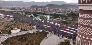 מיליוני אזרחים תימנים יצאו בצהרים להביע נכונות להילחם בסעודים ולתמוך באיראן.