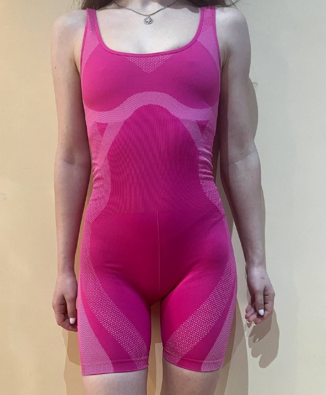 1. Спорт- комбинезон. Очень хорошее качество и состояние тоже новое. Отдам за 25 лари