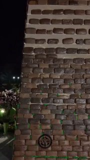 מגדל מתוקים בגובה עשרה מטרים נבנה באינגושיה. הקינוח, במשקל 2.5 טון, הפך לעוגה הגבוהה בארץ. העיצוב המתוק יוצ…