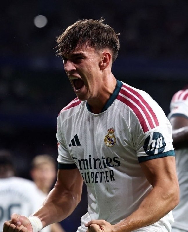 رئال مادرید | Real Madrid: 🔙دیروز: گلِ پیروزی رئال مادرید رو زد.✅امروز: به‌عنوان بازیکن جدید رئال مادرید معرفی شد.کارلوس اسپی داره قشنگ‌ترین روزهای