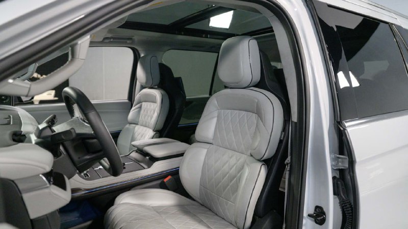 В США начали принимать заказы на обновленный Lincoln Navigator 4
