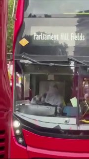 לונדון. נהג האוטובוס הדו-קומתי המפורסם ממריא. עז ב-MAX