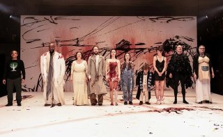 🎭 Дмитрий Крымов поставил в Нью-Йорке спектакль Uncle Vanya, переосмыслив пьесу Чехова. В финале интеллигент всех убивает, и — становится легчеДмитрий Крымов выпустил премьеру Uncle Vanya в нью-йоркском театре La MaMa ETC — переосмыслил всемирно известную 