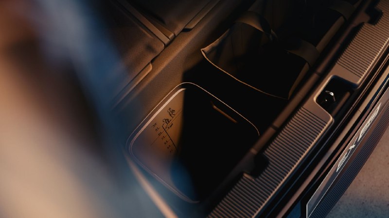 Volvo показала салон нового кроссовера EX60 4