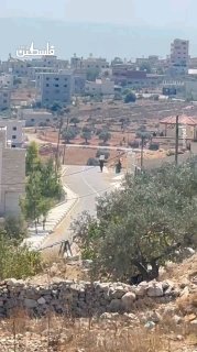הוא ראה את חיילי הכיבוש מסירים את הרהיטים מאחד הבתים שבהם שימשו כצריף צבאי במהלך ההסתערות על העיירה קסרה שמ…