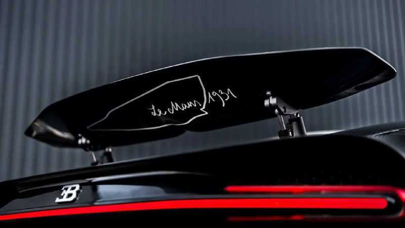 Bugatti представила винтажную версию гиперкара Chiron 8