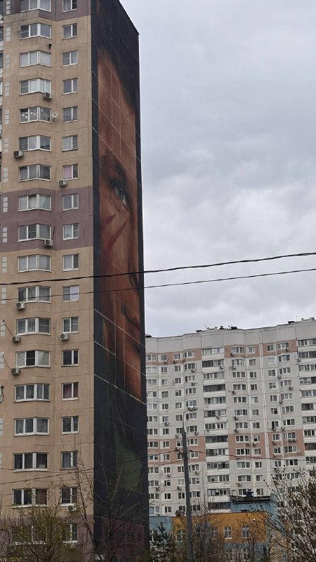 Вот казалось бы неплохая идея, дать место художникам чтобы они смогли и самовыразиться и фасады домов не были… — фото 5 из 10