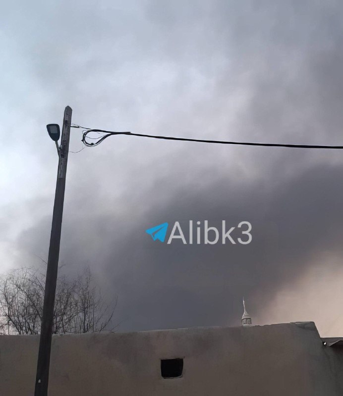 עמודי עשן עולים מקשם כתוצאה מהתוקפנות האמריקאית עם 11 טילים.
