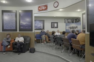 «Новую газету» выселяют из здания в центре Москвы, где журналисты издания проработали 29 лет, говорится в письме редакции читателям:  «Нас просто выкидывают, дав на сборы минимальное количество времени. Закрывается музей Анны Политковской, снимаются со сте