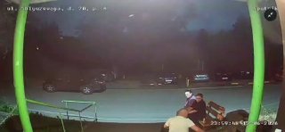 В Новосибирске мужчина открыл стрельбу по проезжающему мимо автомобилю.Видео с кадрами инцидента во дворе жилого дома в Советском районе опубликовали в соцсетях очевидцы. На записи видно, как мимо компании, расположившейся на лавочке у подъезда, проезжает 