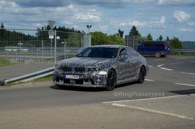 На Нюрбургринге поймали два прототипа обновлённого M5 — и BMW, судя по всему, вс