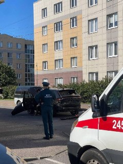 В Шушарах произошел взрыв автомобиля. По предварительным данным, водитель погиб на месте.По словам очевидцев, взрыв произошел около 10:00. В результате водительская дверь машины оказалась сильно деформирована. Кроме водителя, в автомобиле находилась женщин