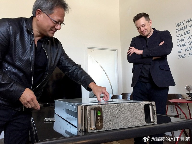 老黄18年把DGX-1 AI 超级计算机捐给Open AI的照片，他也没能想到当时的一个超算，会让英伟达达到这个高度吧