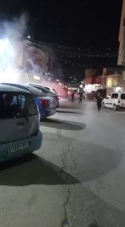 צבא הכיבוש יורה פצצות גז וקול במהלך הסתערותו על הכפר אל-מג'ד, ממערב לעיר דורה, דרומית לחברון.