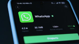 Роскомнадзор заявил об ограничении работы WhatsApp*, обвинив его в нарушении законодательства — и пригрозил полной блокировкой Роскомнадзор заявил, что «последовательно вводит ограничительные меры» в отношении мессенджера WhatsApp. По его версии, сервис на