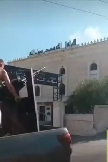 סוריה: דמות מיליציה דרוזית המקושרת לרשת של חיכמת אל-היג'רי יורה בכוונה מקלע כבד לעבר הצריח של מסגד עומר בן…