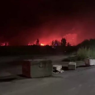 ️🇺🇦🇷🇺 צילומים מקייב המציגים שריפות גדולות על פני מספר אזורים בעקבות הגעות בליסטיות רוסיות.