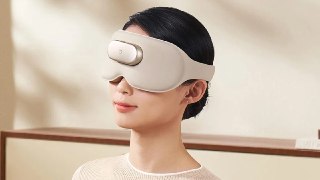 Прогрев гоев лица от XiaomiXiaomi выпустила в продажу массажную маску с подогревом под брендом Mijia. Эргономичная маска блокирует внешний свет и массирует область вокруг глаз, имитируя прикосновение пальцев. Работает от аккумулятора на 800 мАч и весит все